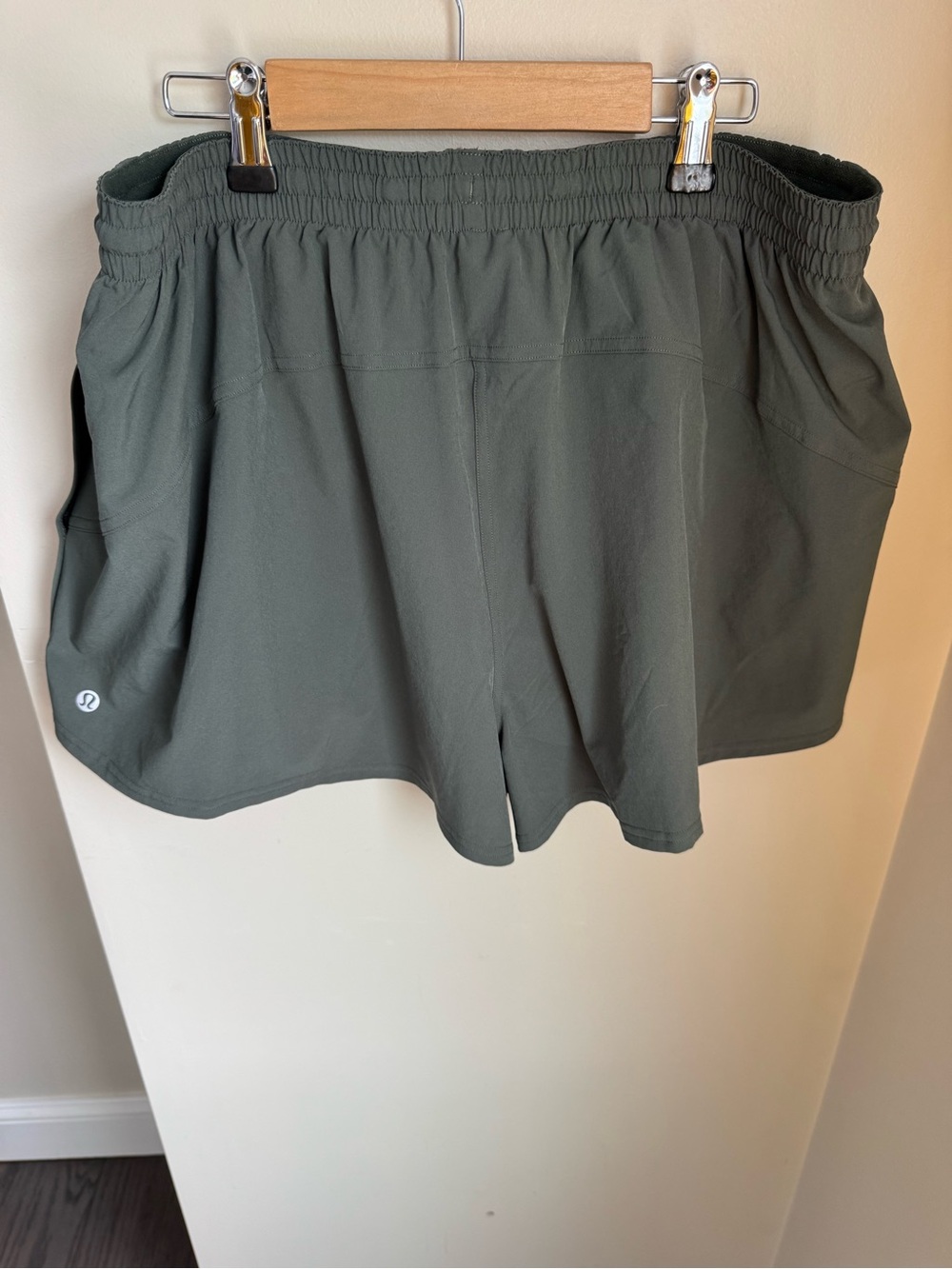 NWOT Lululemon Shorts Green 2.5 Inseam Size 14 - Picture 2 of 6